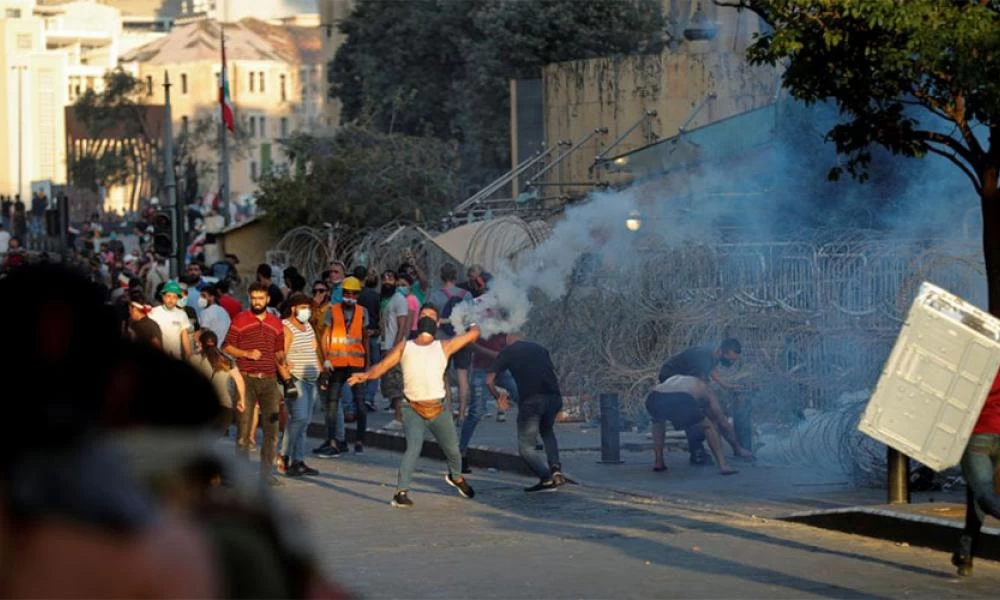 "Φλέγεται" ο Λίβανος: Έφοδος διαδηλωτών στο κτίριο του υπουργείου Εργασίας
